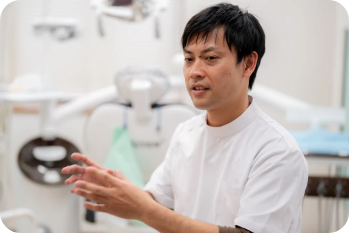 手振りを交えて話す院長