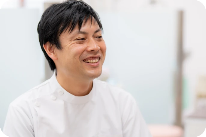 笑顔で話す院長