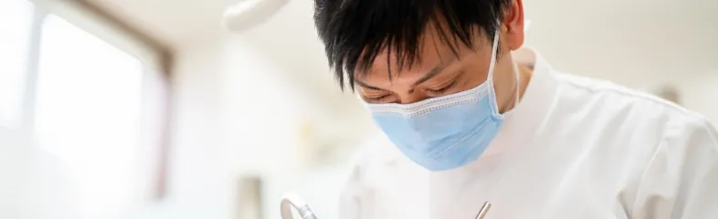 診療にあたる院長